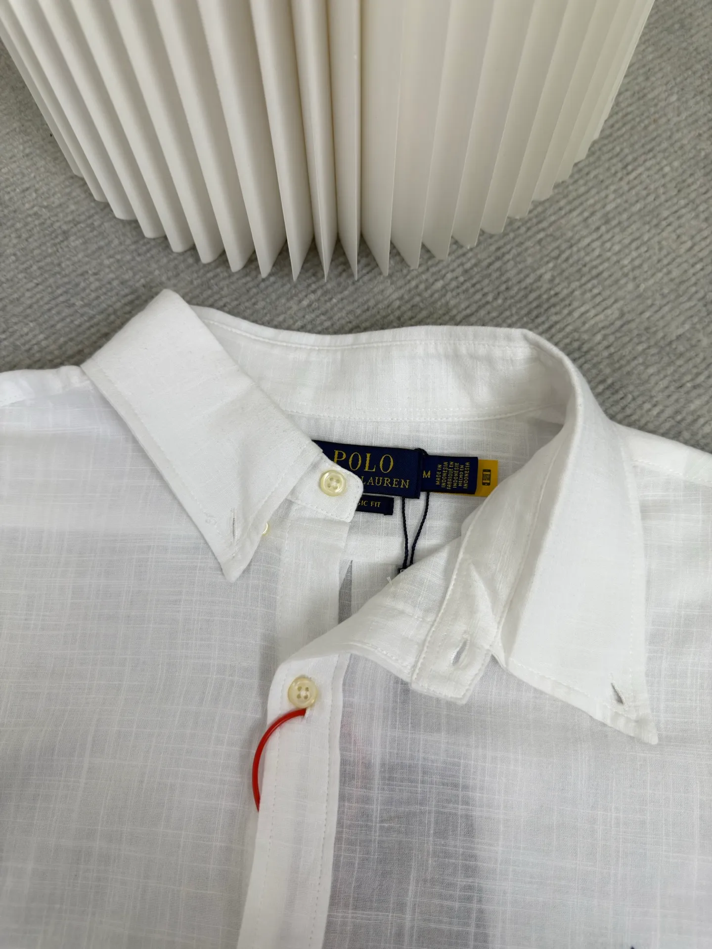 P410 Ralph Lauren embroidered linen shirt. Selected from the finest linen material and featuring iconic pony embroidery, it is simple yet highly recognizable. The clever design of the outer I-shaped pleated slit-style back yoke adds a sense of agility and elegance.  Adopting side-turning and embedded clamping stitching technology, it is smooth and tidy. The fabrics have been washed and have a better hand feel. Not easy to deform, not easy to shrink, not easy to fade, and maintain long-term beauty. Size: s m l xl